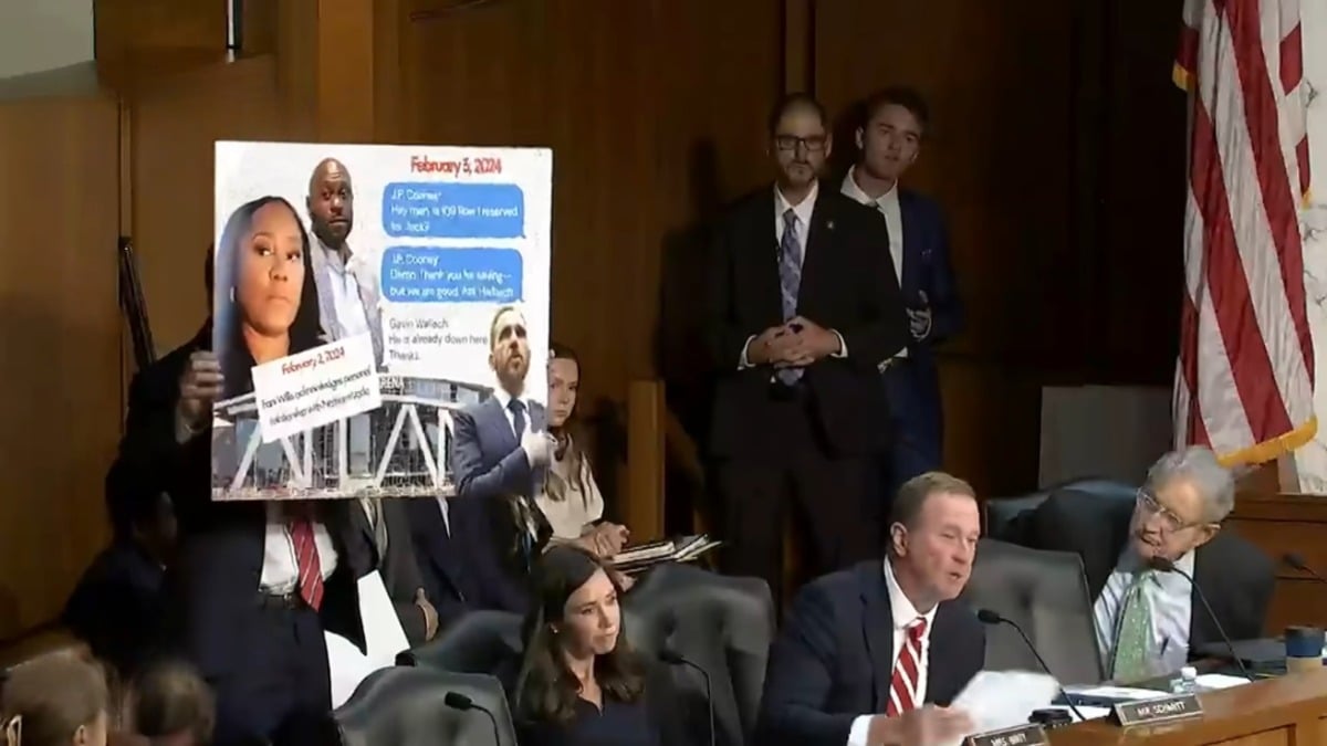 Eric Schmitt Humiliates Himself